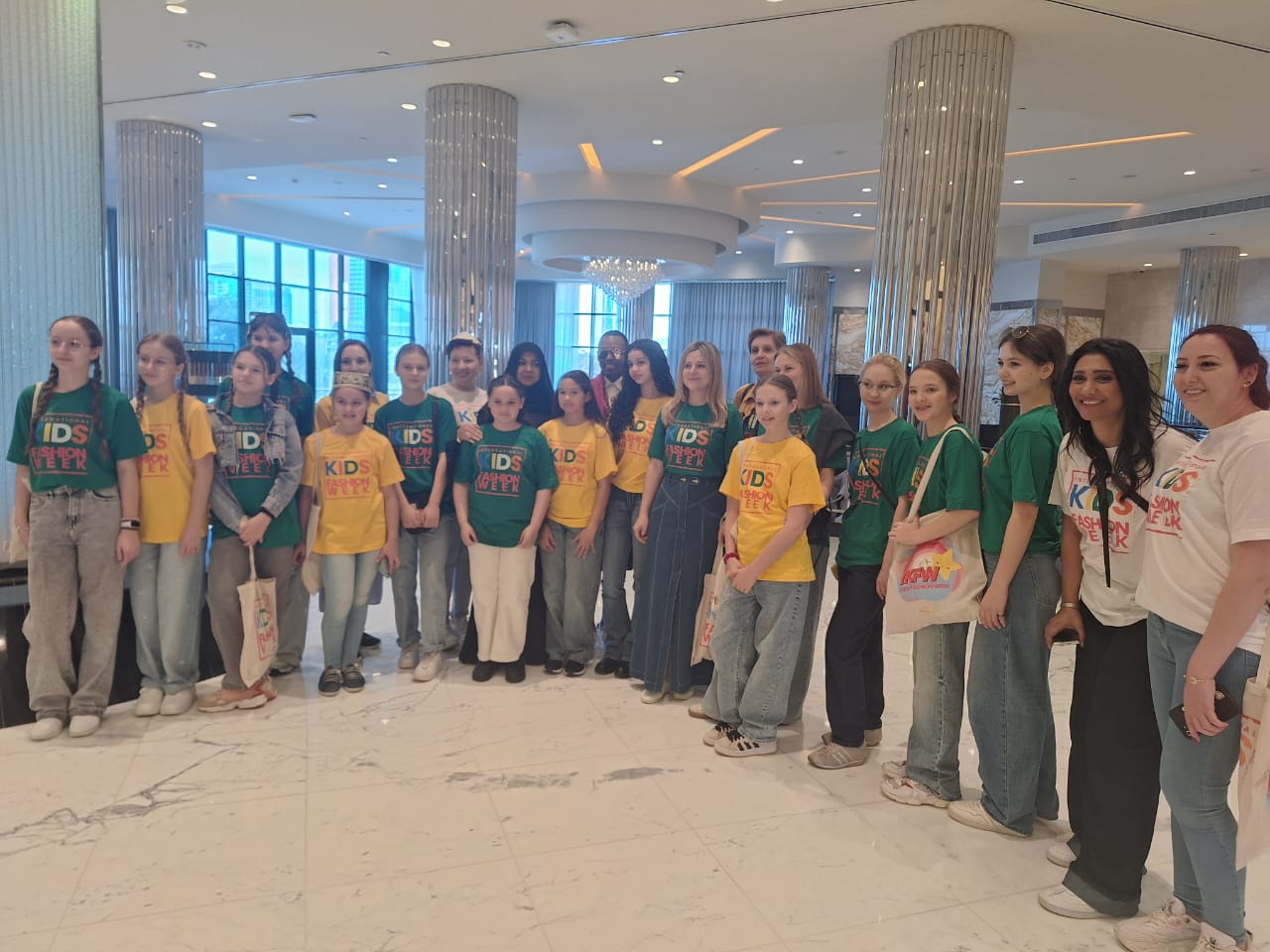 حضارات وتاريخ وتراث الشعوب تجتمع في افتتاح أول أسبوع موضة عالمي للأطفال بأبوظبي.. صور